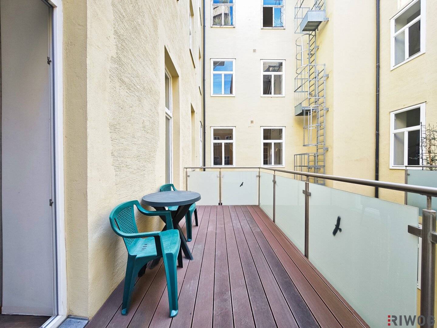 Old building with south facing balcony | two room apartment in a quiet courtyard location | built in kitchen | elevator | basement storage