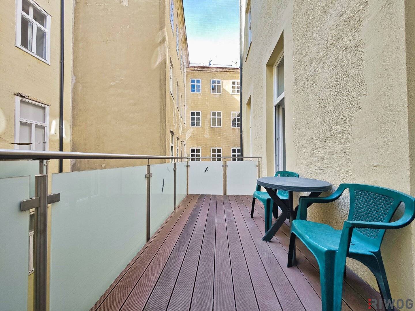 Old building with south facing balcony | two room apartment in a quiet courtyard location | built in kitchen | elevator | basement storage