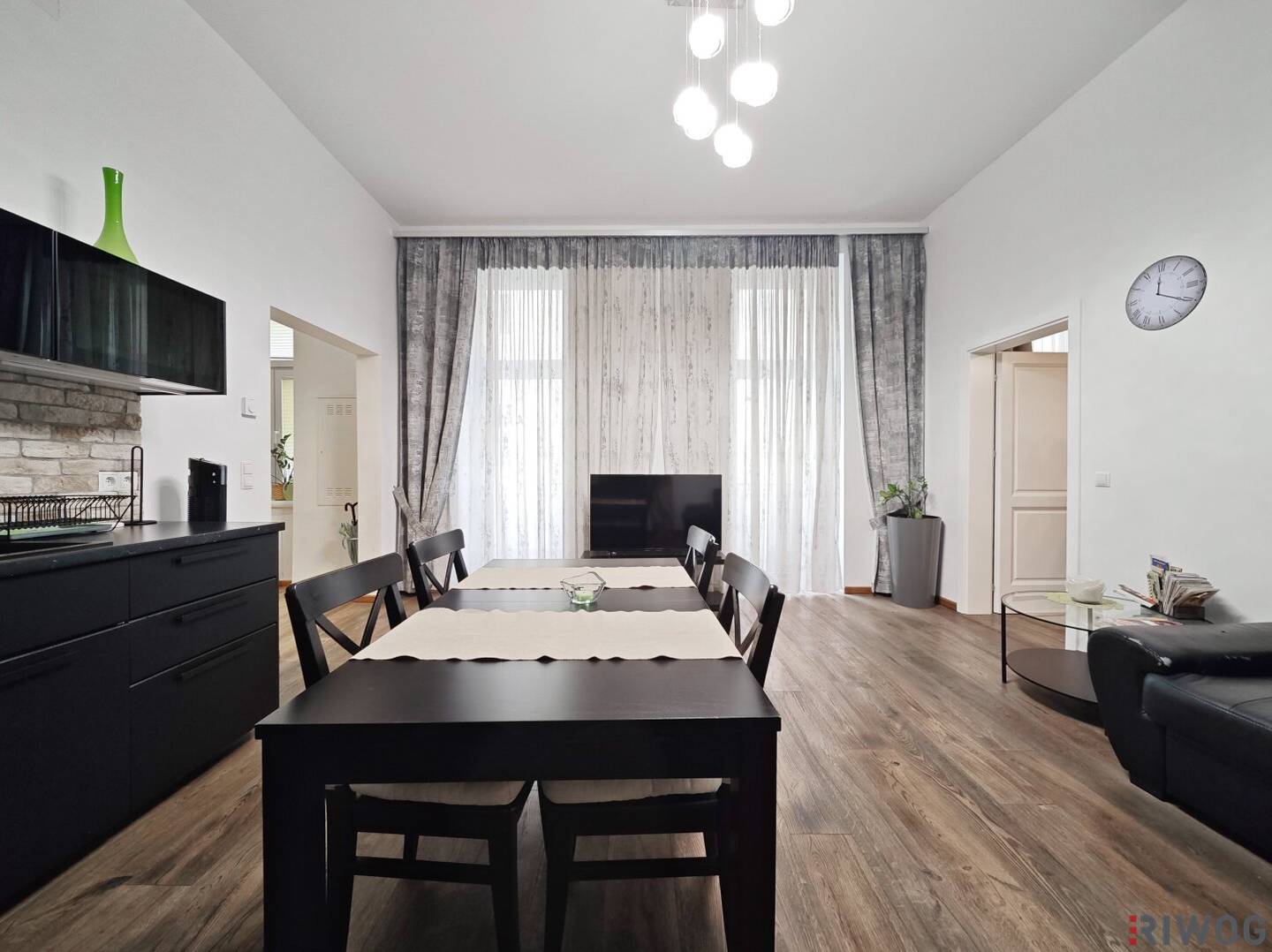 Old building with south facing balcony | two room apartment in a quiet courtyard location | built in kitchen | elevator | basement storage