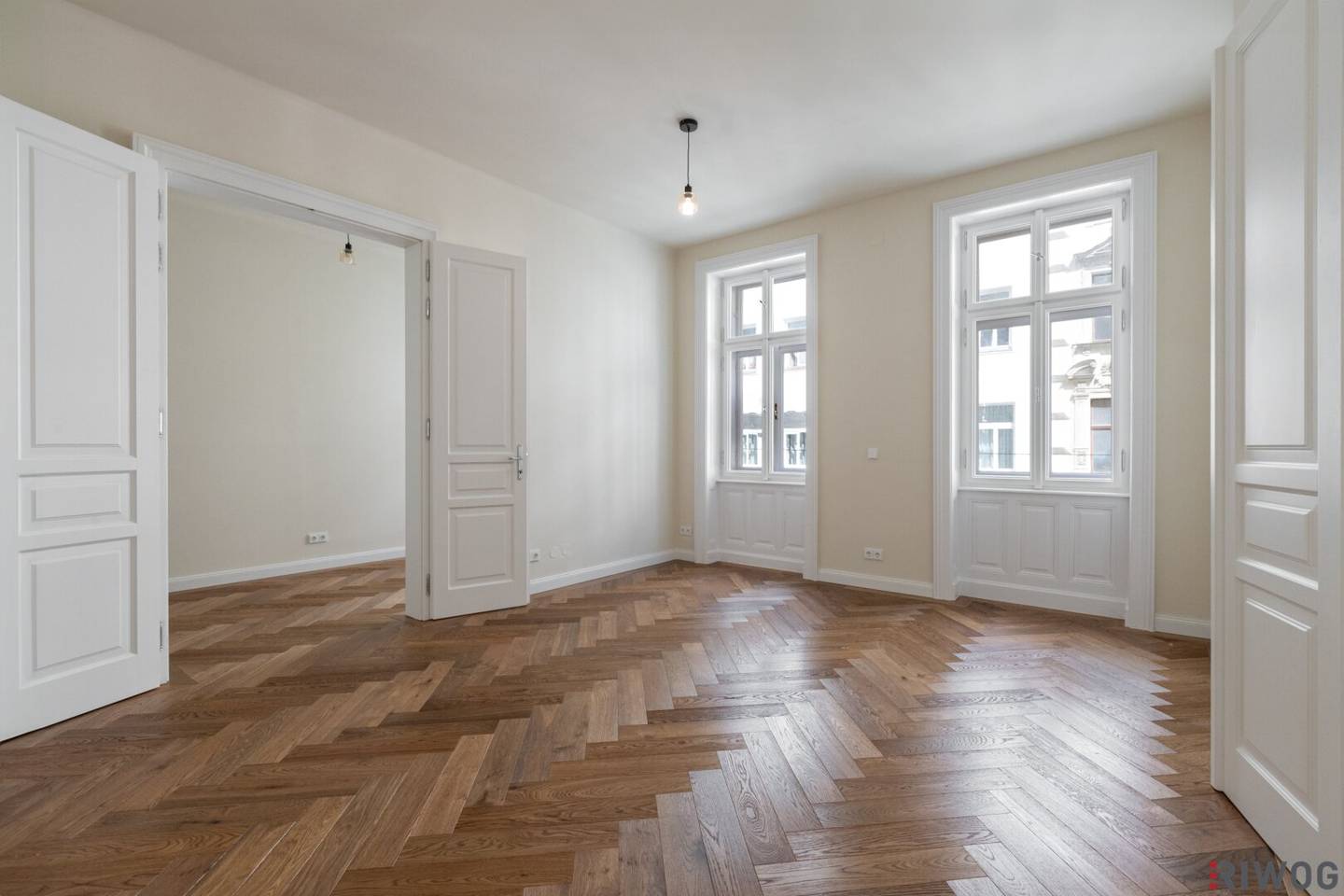 Stylish luxury old building in Josefstadt First occupancy after renovation Four rooms Two bathrooms Separate kitchen Partially courtyard facing Rooms centrally accessible About ten minutes to the city