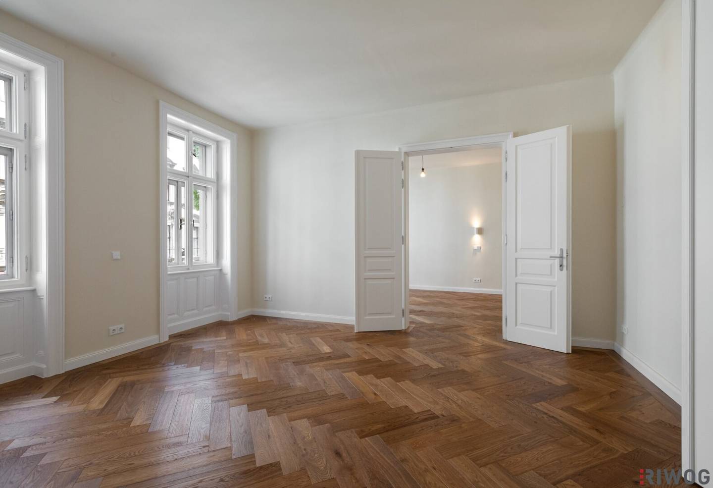 Stylish luxury old building in Josefstadt First occupancy after renovation Four rooms Two bathrooms Separate kitchen Partially courtyard facing Rooms centrally accessible About ten minutes to the city