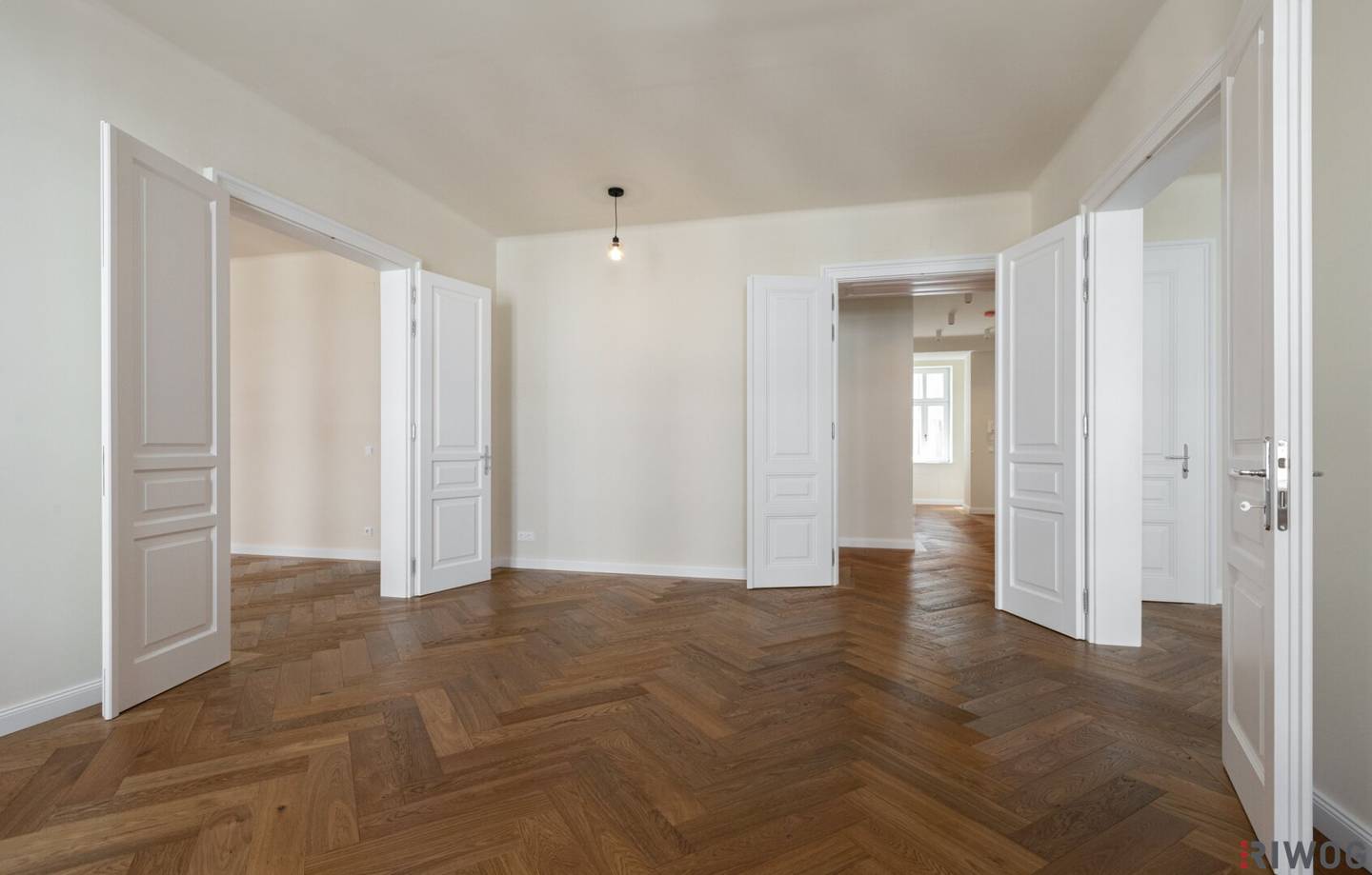 Stylish luxury old building in Josefstadt First occupancy after renovation Four rooms Two bathrooms Separate kitchen Partially courtyard facing Rooms centrally accessible About ten minutes to the city