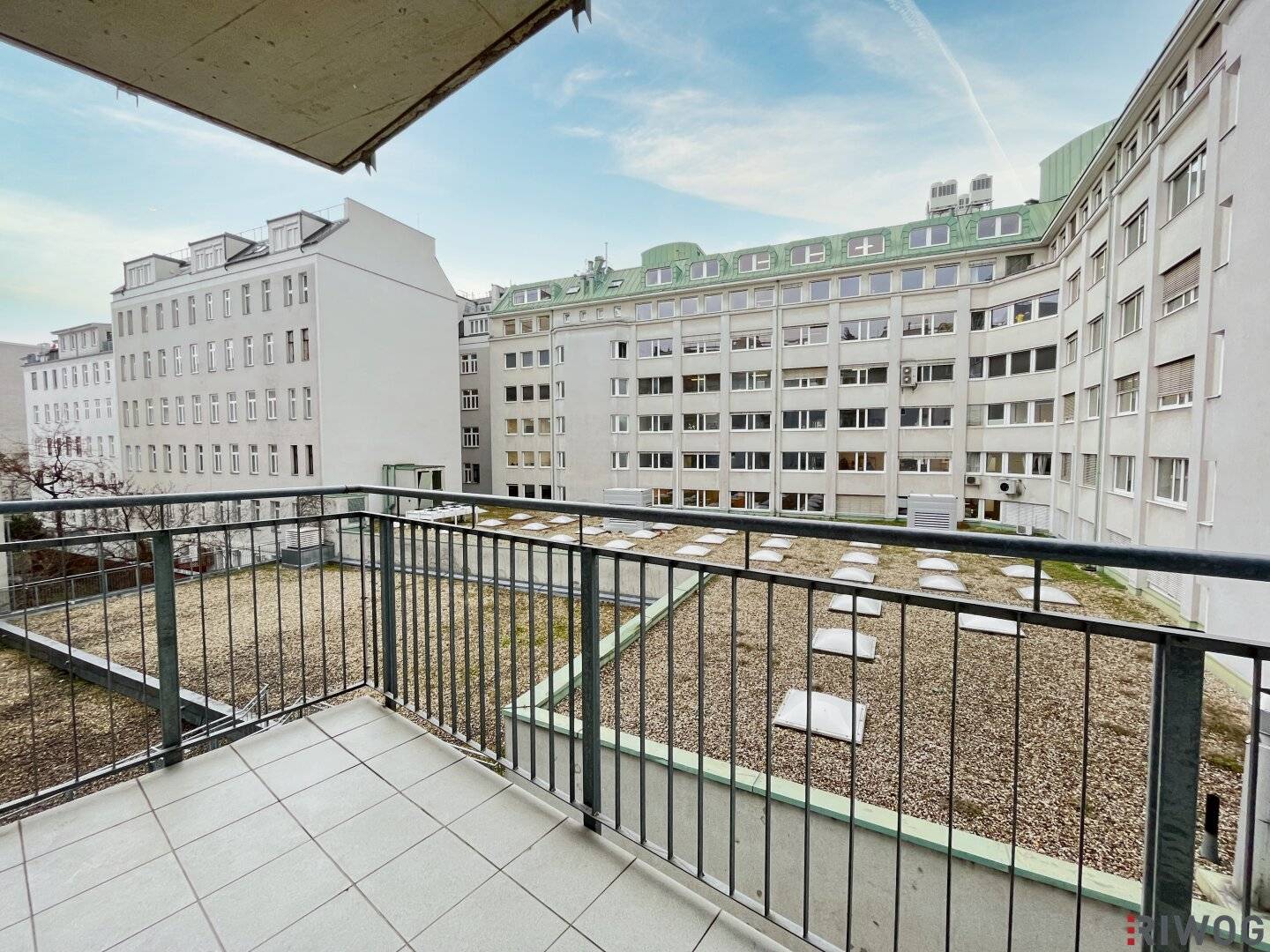 Newly built apartment with south facing balcony in a quiet courtyard and garage | fitted kitchen | near subway and Danube Island