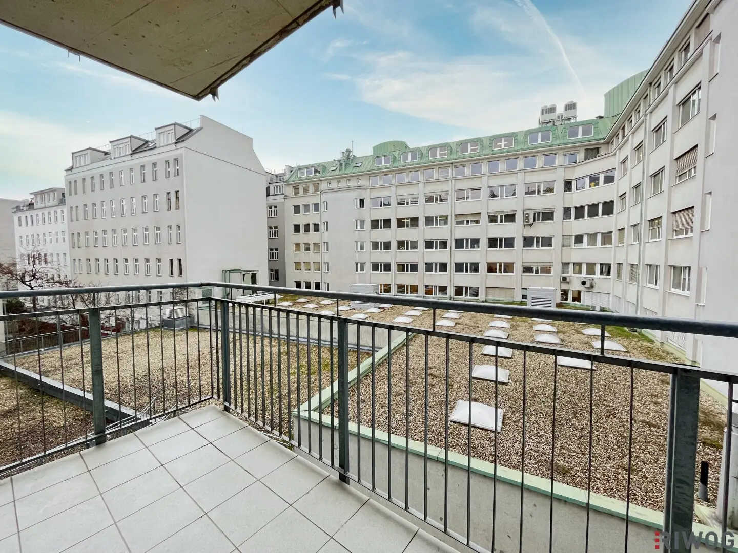 Neubauwohnung mit Süd-Balkon in ruhigen Innenhof und Garage | Einbauküche | U-Bahn- und Donauinselnähe