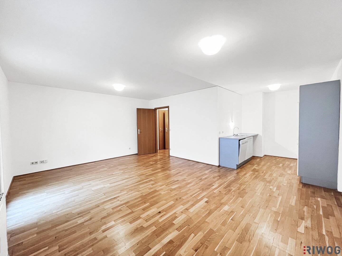 Newly built apartment with south facing balcony in a quiet courtyard and garage | fitted kitchen | near subway and Danube Island