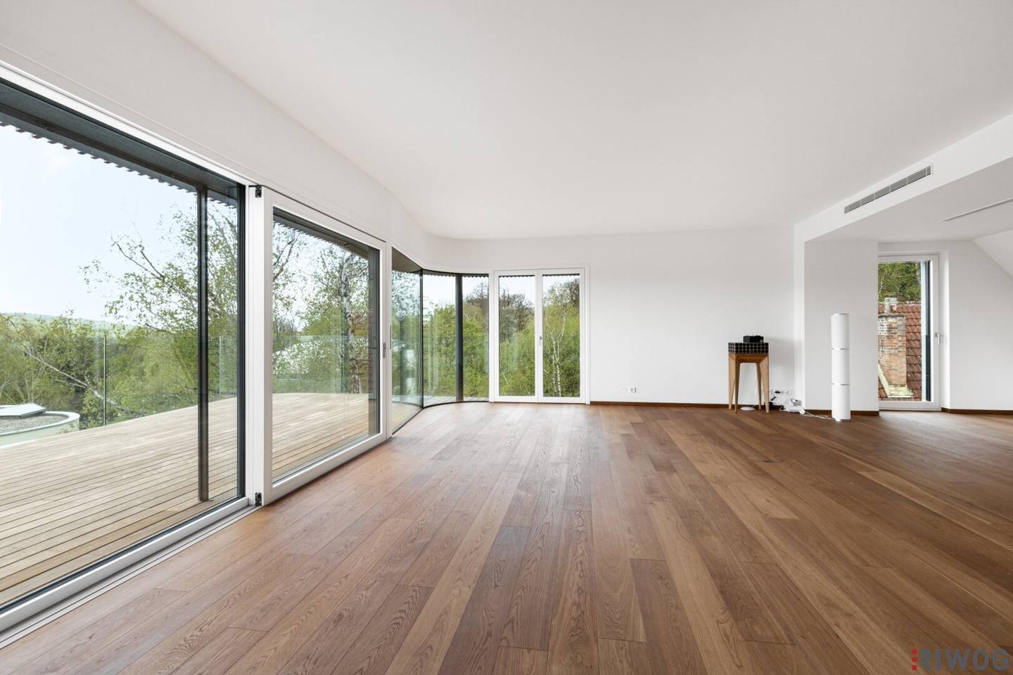 ERSTBEZUG | Spektakuläres Luxus-Penthouse mit traumhaftem Fern- und Stadtblick | Dachgarten mit Pool | Hauseigenes Gym | TG-Stellplatz optional