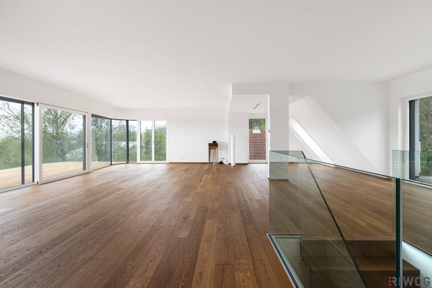 ERSTBEZUG | Spektakuläres Luxus-Penthouse mit traumhaftem Fern- und Stadtblick | Dachgarten mit Pool | Hauseigenes Gym | TG-Stellplatz optional