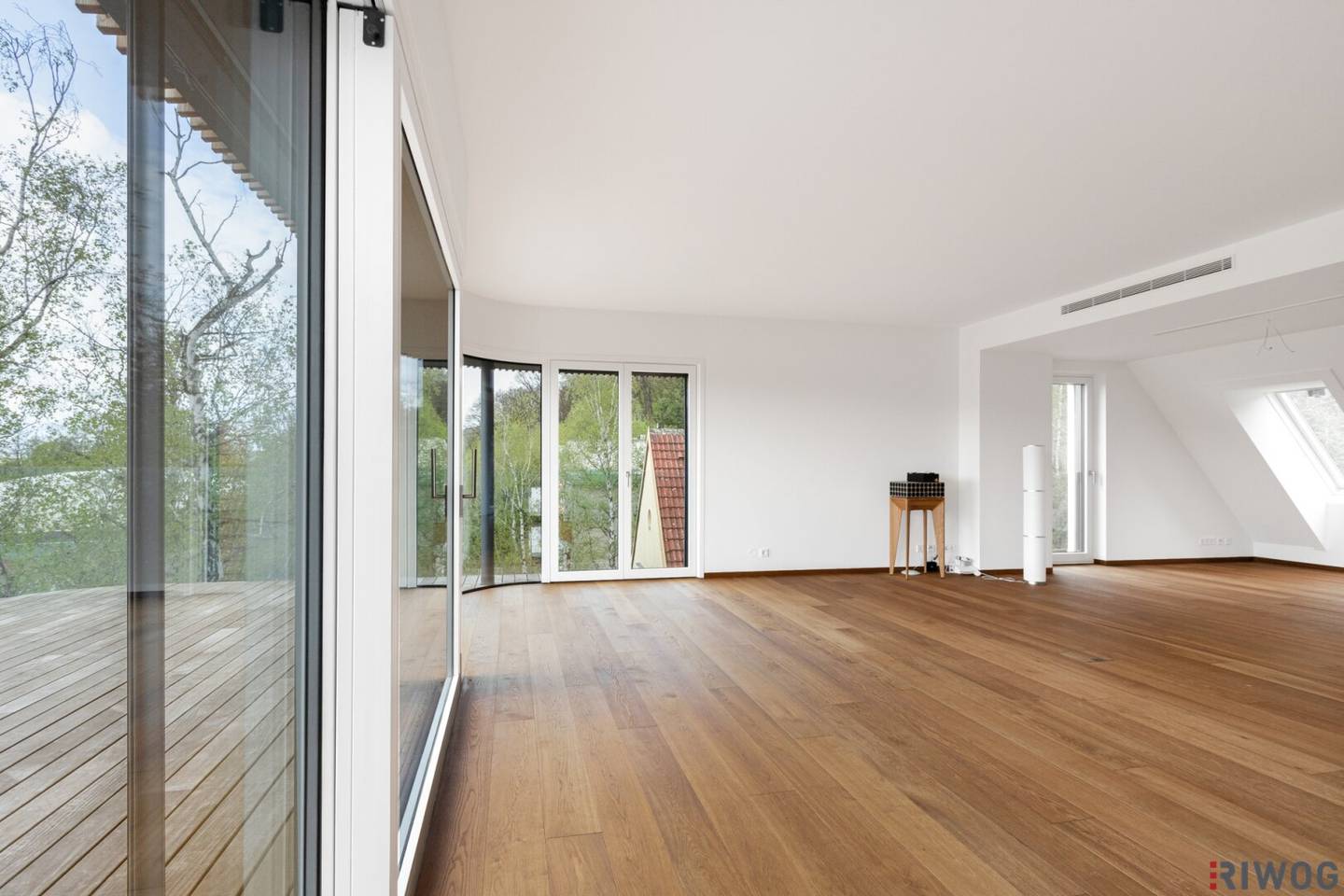 ERSTBEZUG | Spektakuläres Luxus-Penthouse mit traumhaftem Fern- und Stadtblick | Dachgarten mit Pool | Hauseigenes Gym | TG-Stellplatz optional