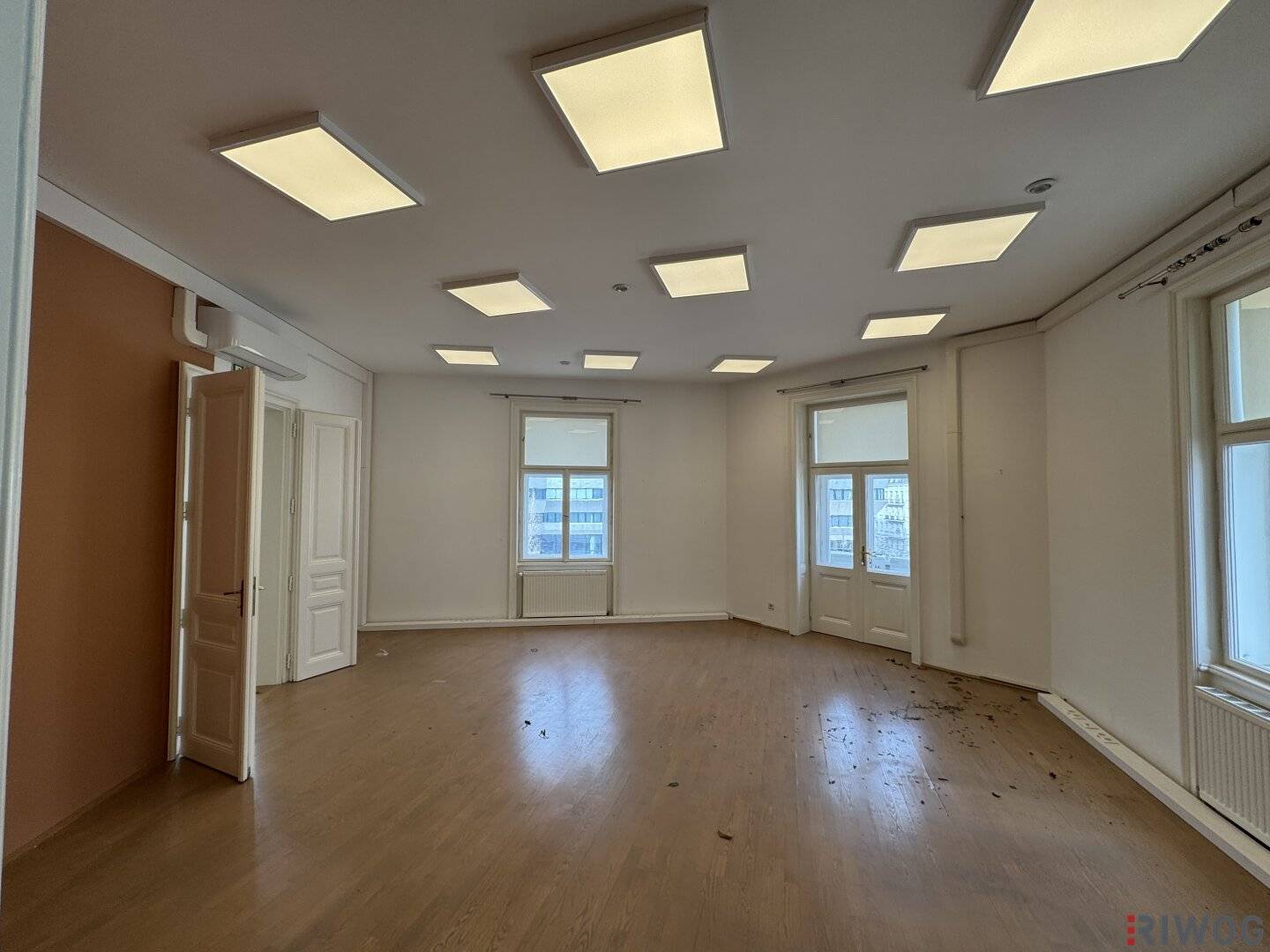 Modern seven room WG suitable apartment in top location with air conditioning and shading