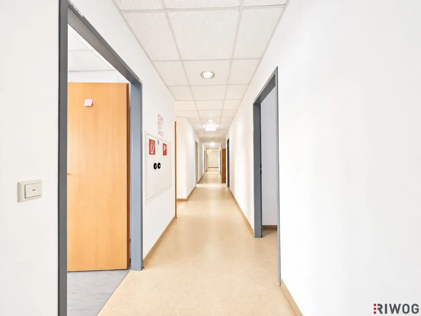 555m² Office Space | Adaptations by Arrangement Possible | Near the Subway | Short Term and Long Term Parking Spaces