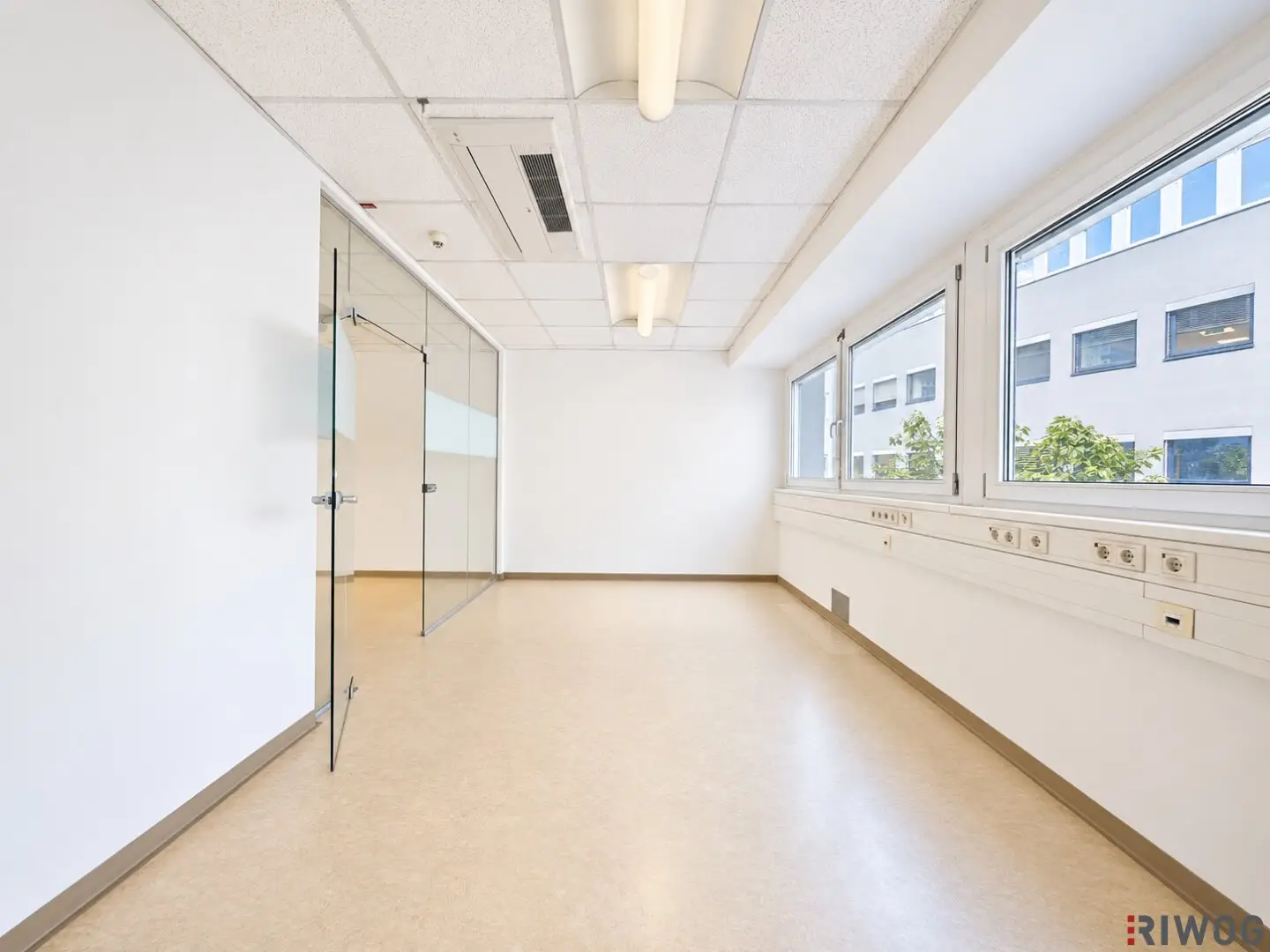 555m² Office Space | Adaptations by Arrangement Possible | Near the Subway | Short Term and Long Term Parking Spaces