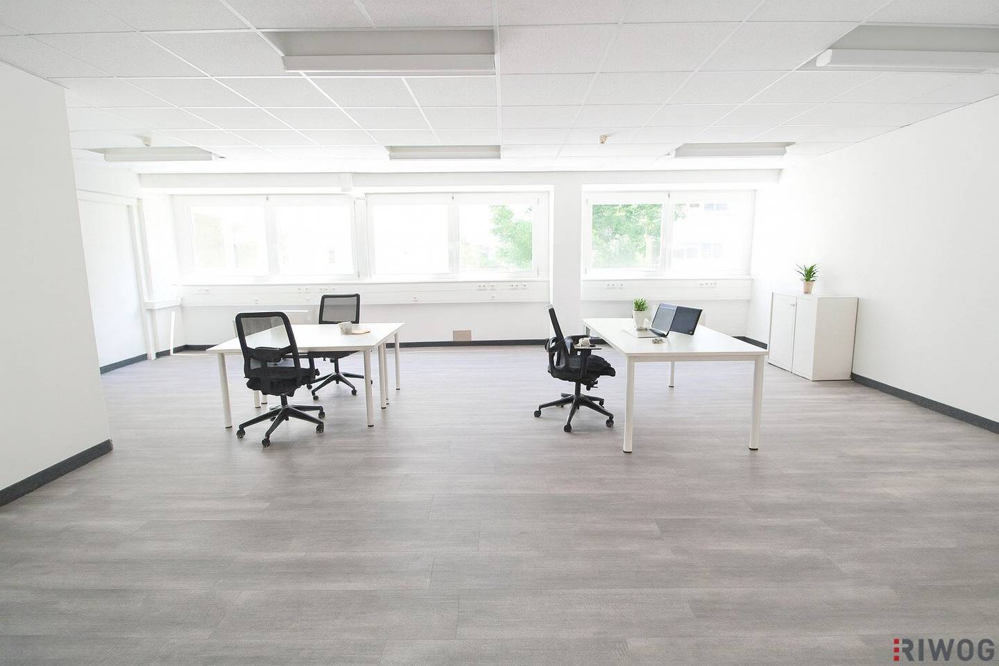 555m² Office Space | Adaptations by Arrangement Possible | Near the Subway | Short Term and Long Term Parking Spaces