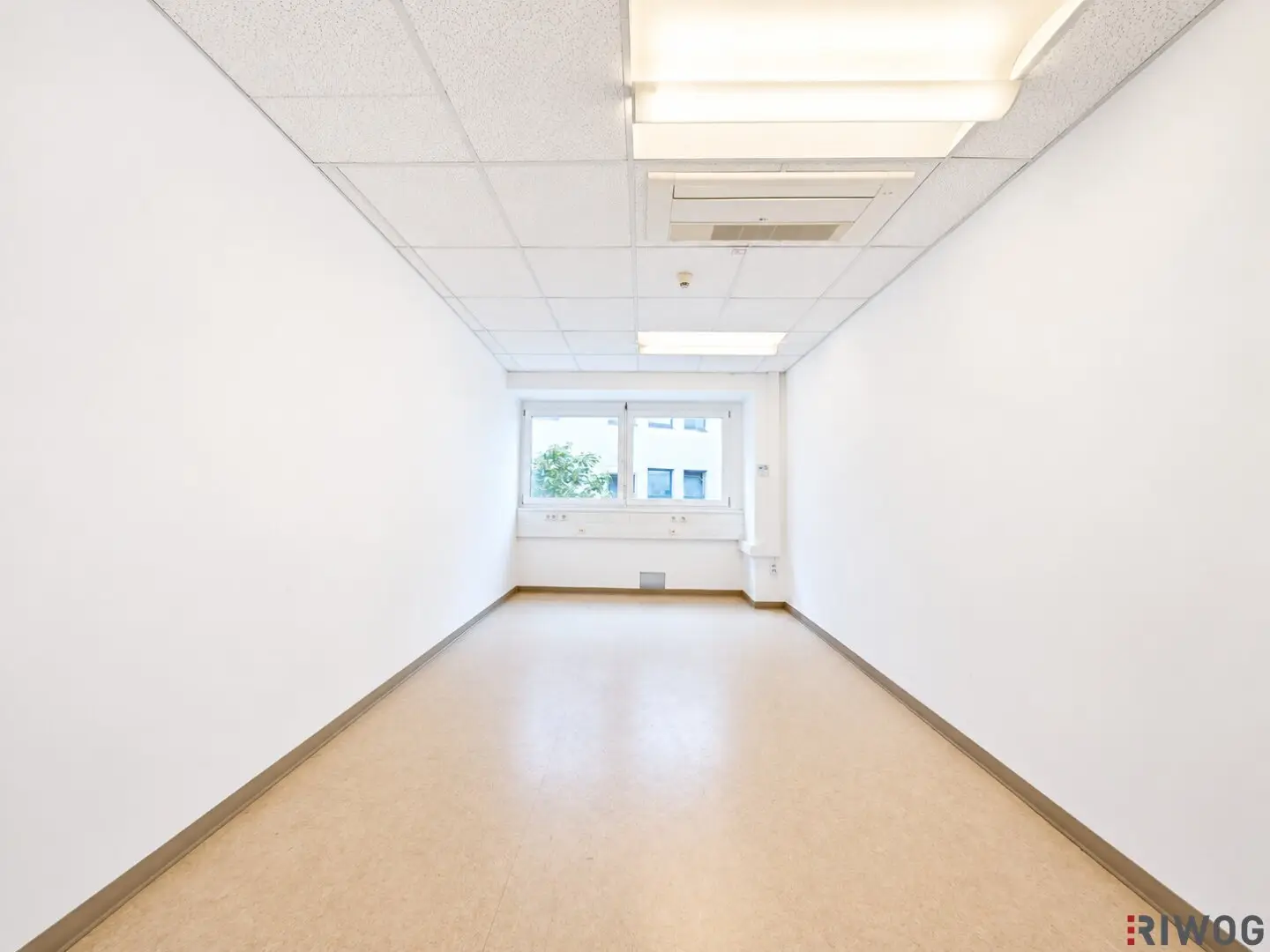 555m² Office Space | Adaptations by Arrangement Possible | Near the Subway | Short Term and Long Term Parking Spaces