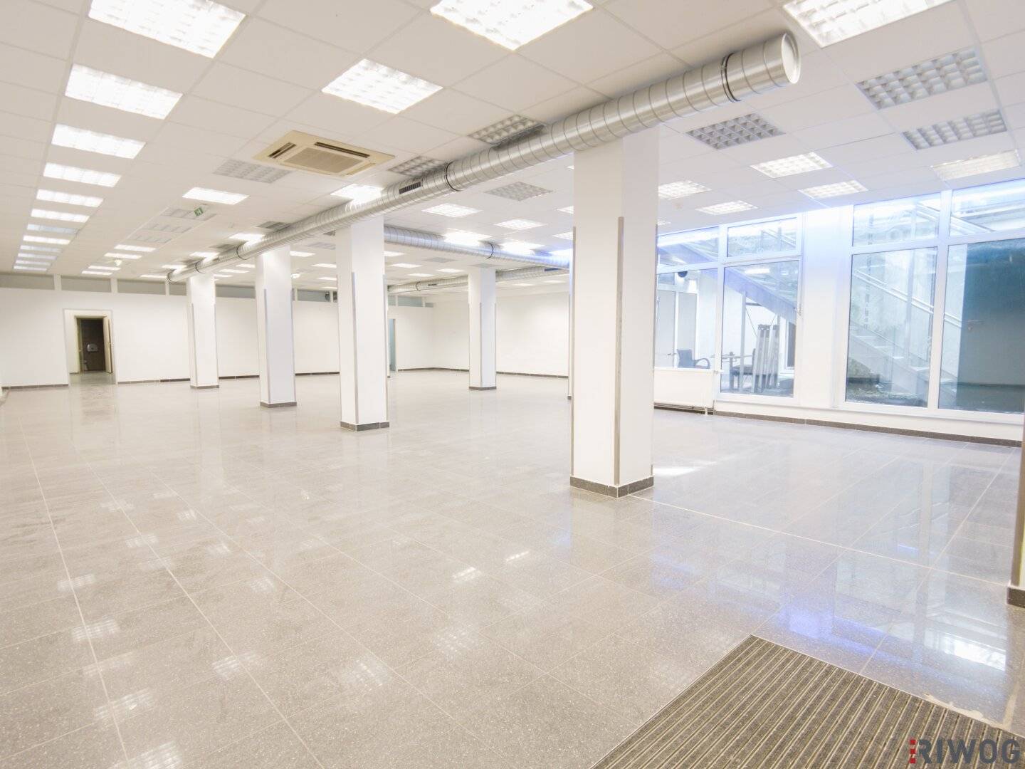 Central location | 320m² commercial premises with large display windows | customer parking spaces opposite