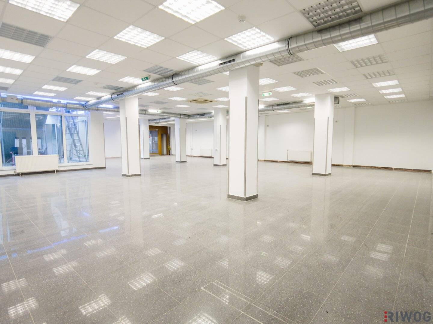 Central location | 320m² commercial premises with large display windows | customer parking spaces opposite