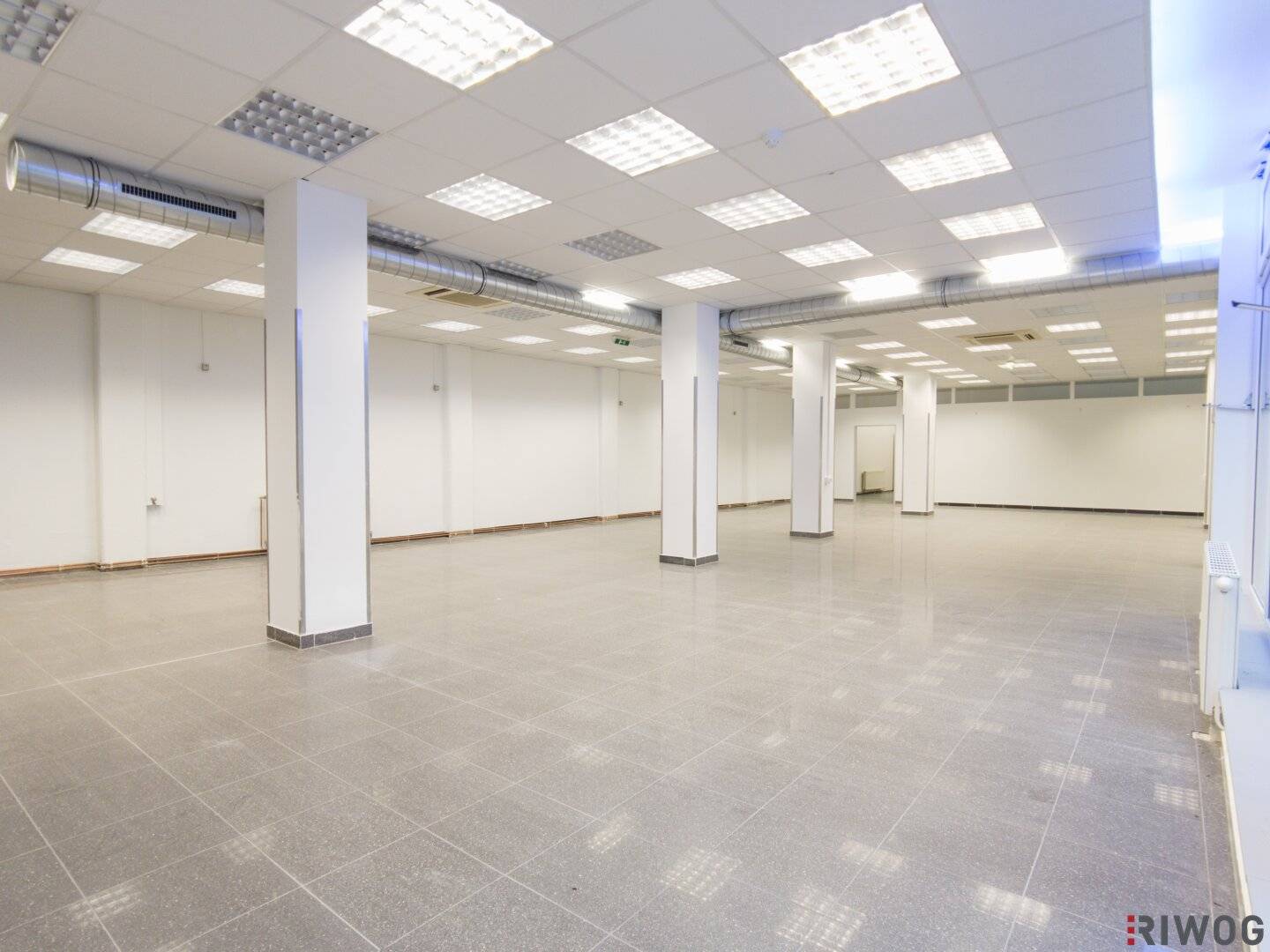 Central location | 320m² commercial premises with large display windows | customer parking spaces opposite