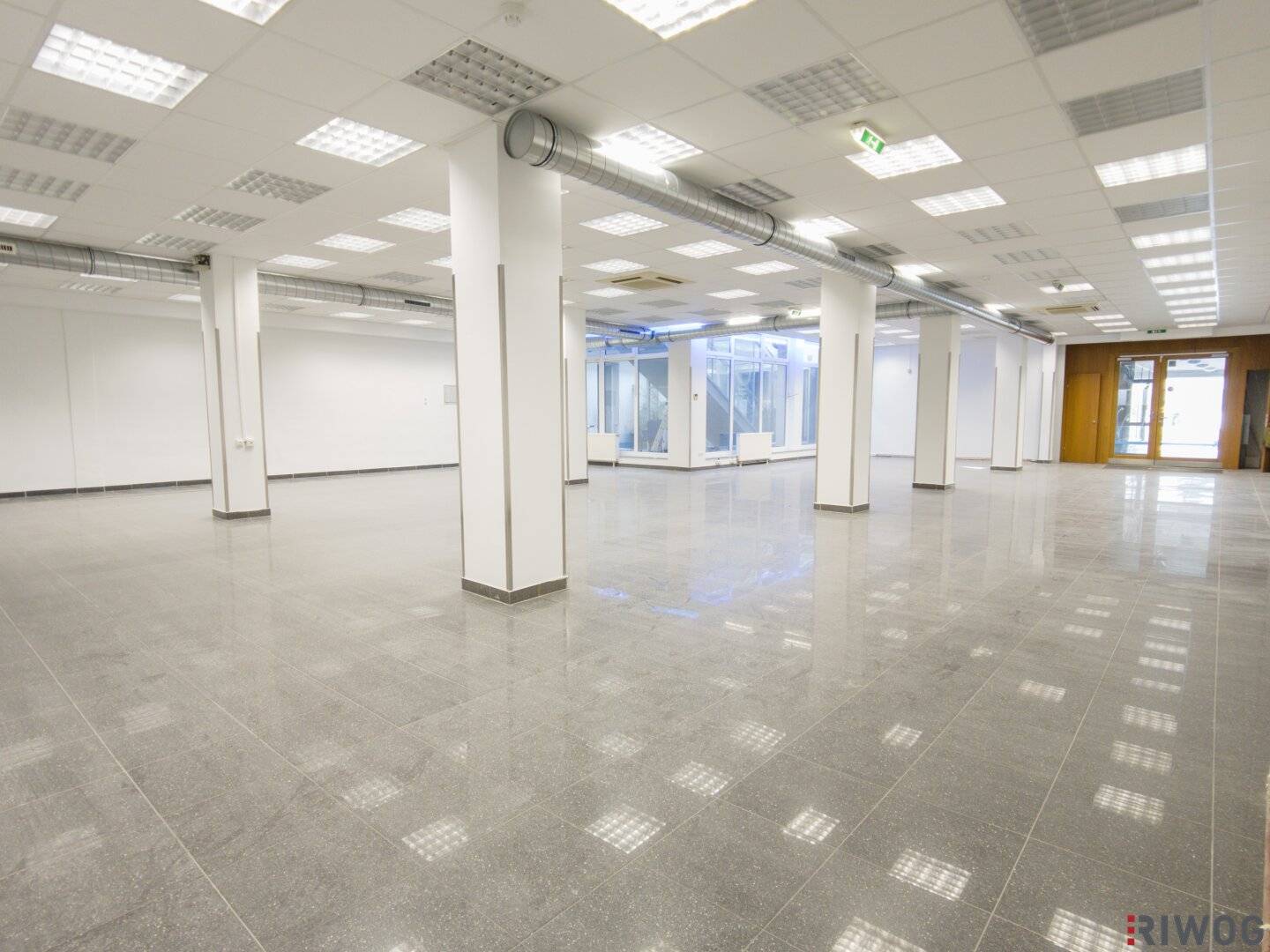 Central location | 320m² commercial premises with large display windows | customer parking spaces opposite