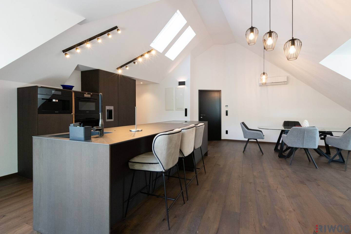 Luxus-Dachgeschoss 133,81 m² mit Terrasse, Designer-Inselküche & Spa-Bad – Weinbergblick + Poolnutzung -  Voll möbliert