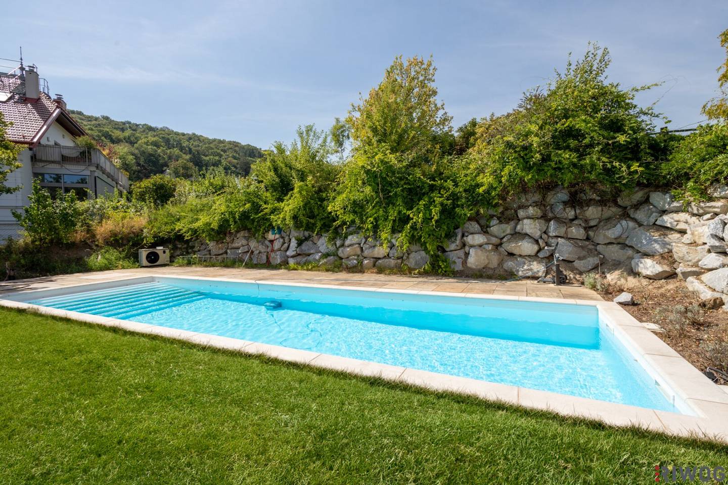 Luxury attic 186.02 m² with terrace, designer island kitchen and spa bathroom Vineyard view and pool use Fully furnished