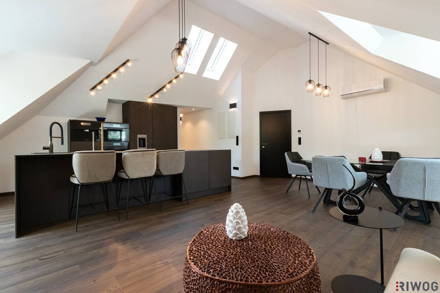 Luxus-Dachgeschoss 133,81 m² mit Terrasse, Designer-Inselküche & Spa-Bad – Weinbergblick + Poolnutzung -  Voll möbliert