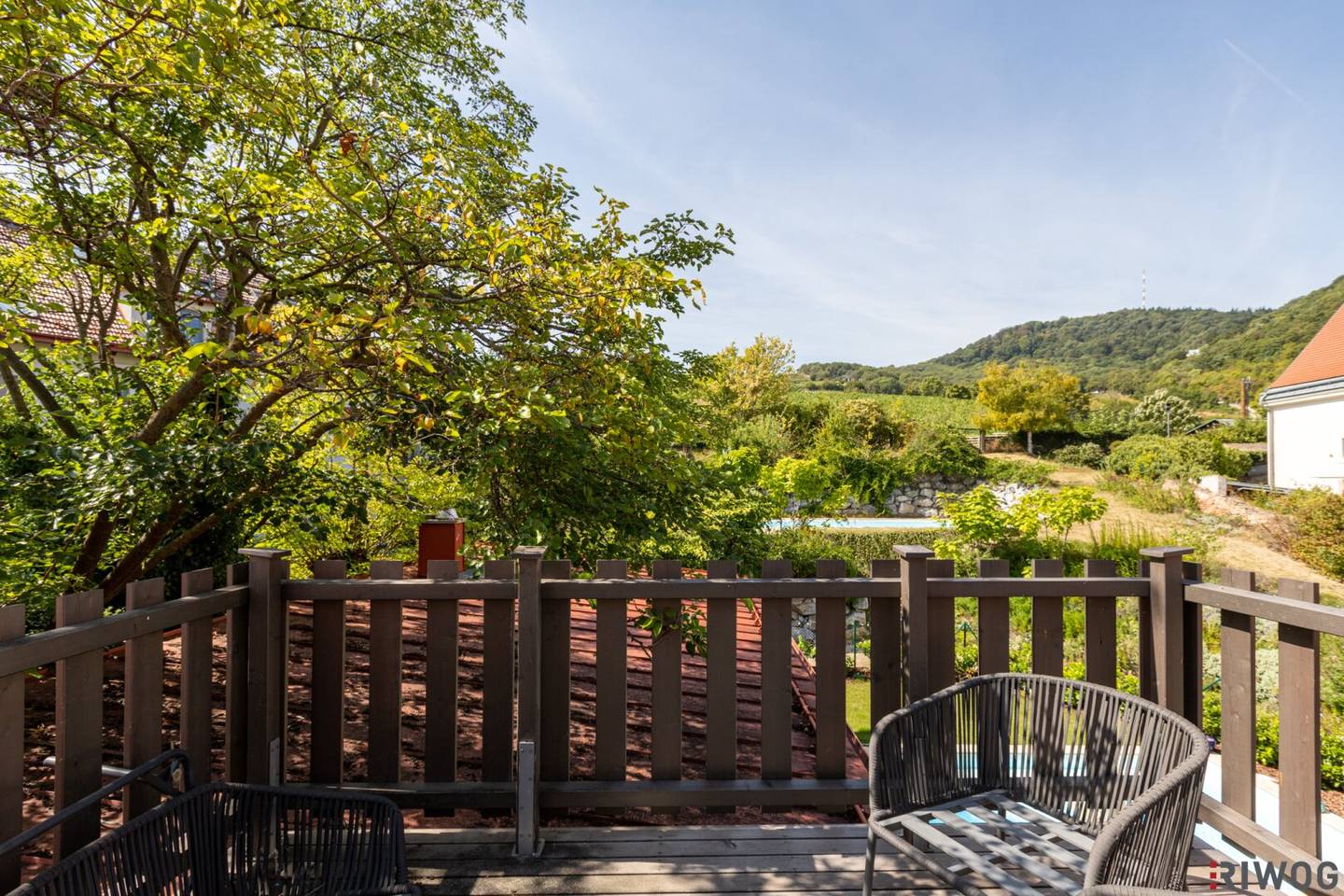 Luxury attic 186.02 m² with terrace, designer island kitchen and spa bathroom Vineyard view and pool use Fully furnished