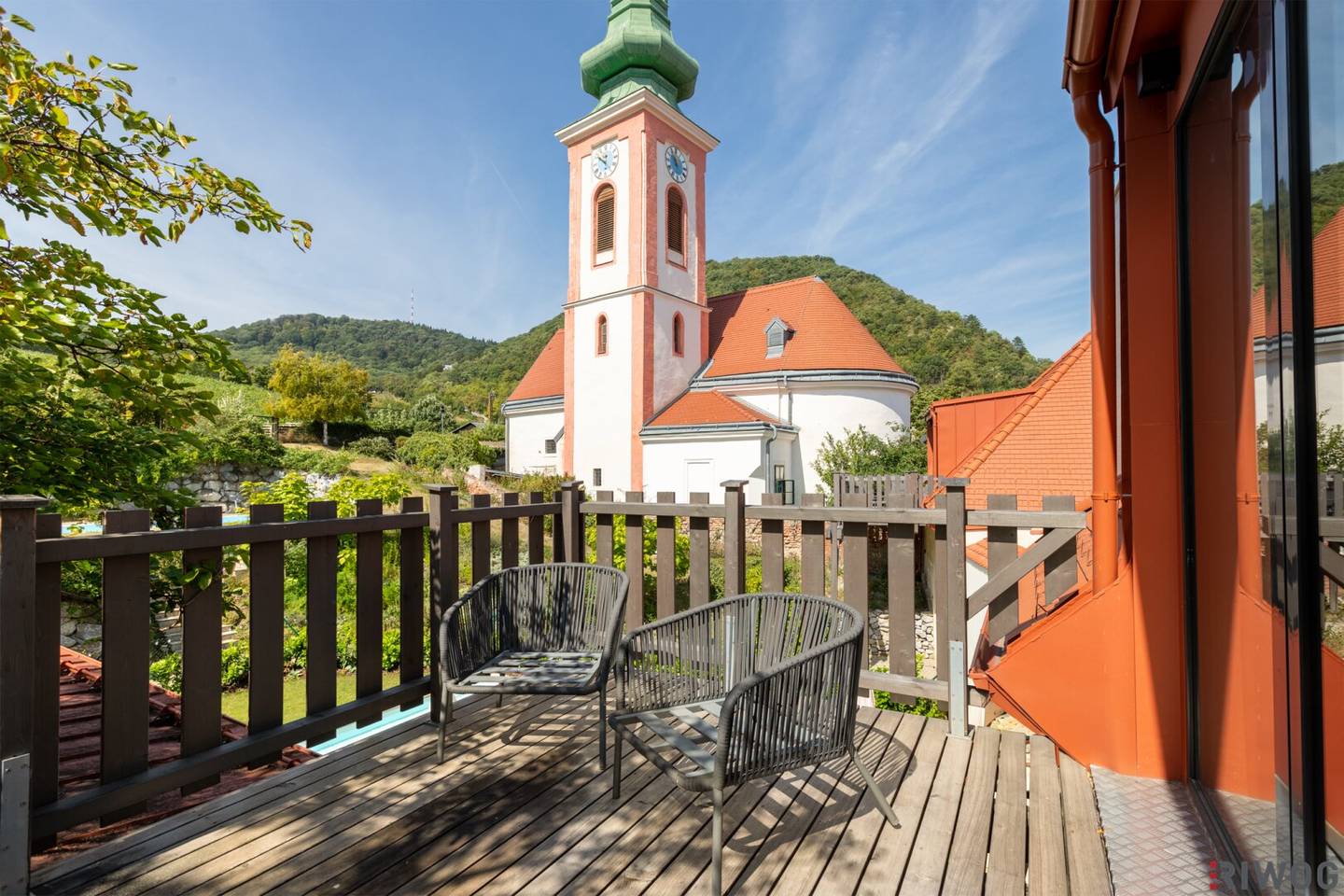 Luxury attic 186.02 m² with terrace, designer island kitchen and spa bathroom Vineyard view and pool use Fully furnished