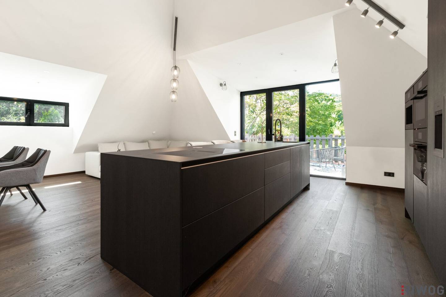 Luxus-Dachgeschoss 133,81 m² mit Terrasse, Designer-Inselküche & Spa-Bad – Weinbergblick + Poolnutzung -  Voll möbliert
