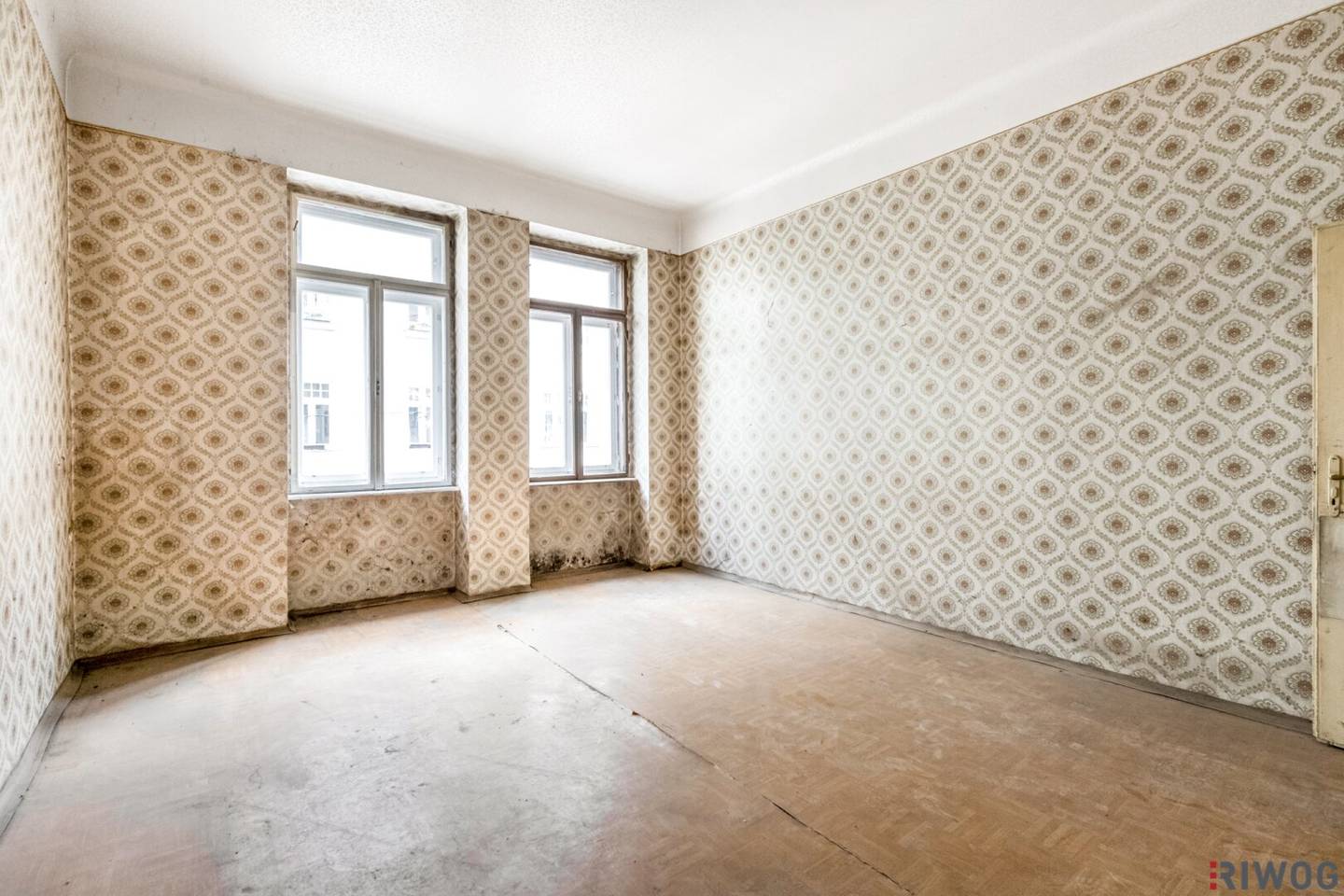 Old building in need of renovation in an imposing corner building | courtyard facing bedroom | near Stadthalle, Vogelweidpark, Lugner City