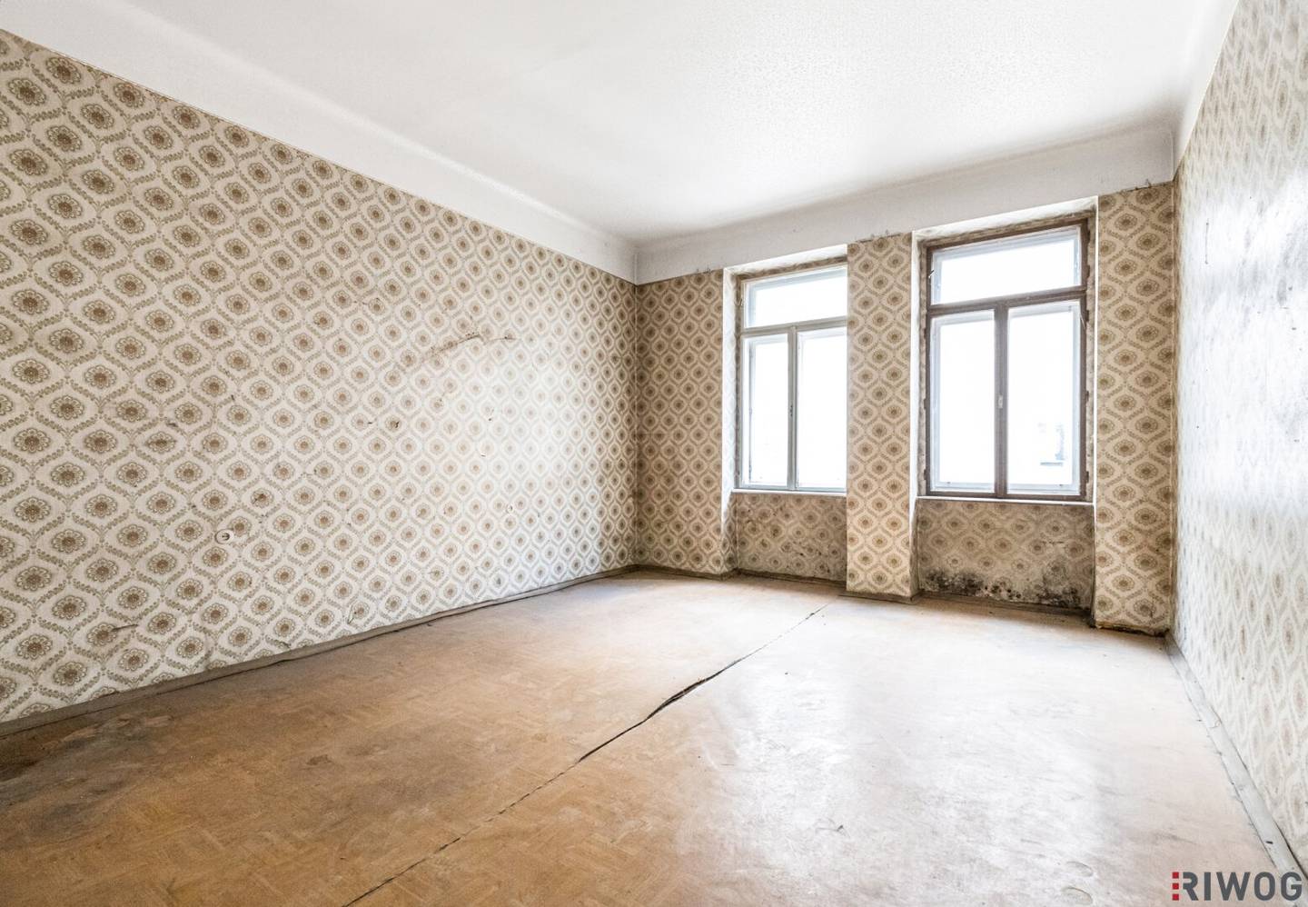 Old building in need of renovation in an imposing corner building | courtyard facing bedroom | near Stadthalle, Vogelweidpark, Lugner City
