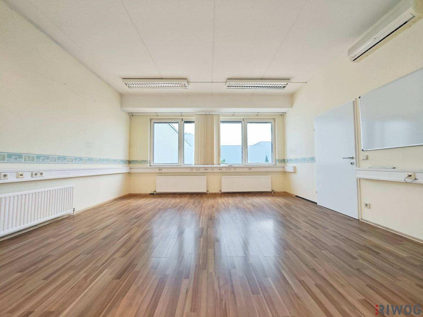 Bright office with 113m² in IZ-Süd | Air Conditioning &amp; Parking Spaces | Tea Kitchen