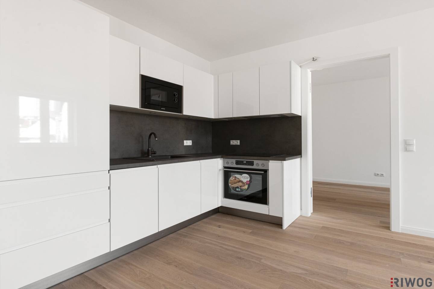 BEFRISTET VERMIETET BIS 10/2027 II HELLE 2 ZIMMER DACHGESCHOSSWOHNUNG NÄHE DONAUKANAL UND TRIIIPLE // MODERNE MARKENKÜCHE MIT GERÄTEN