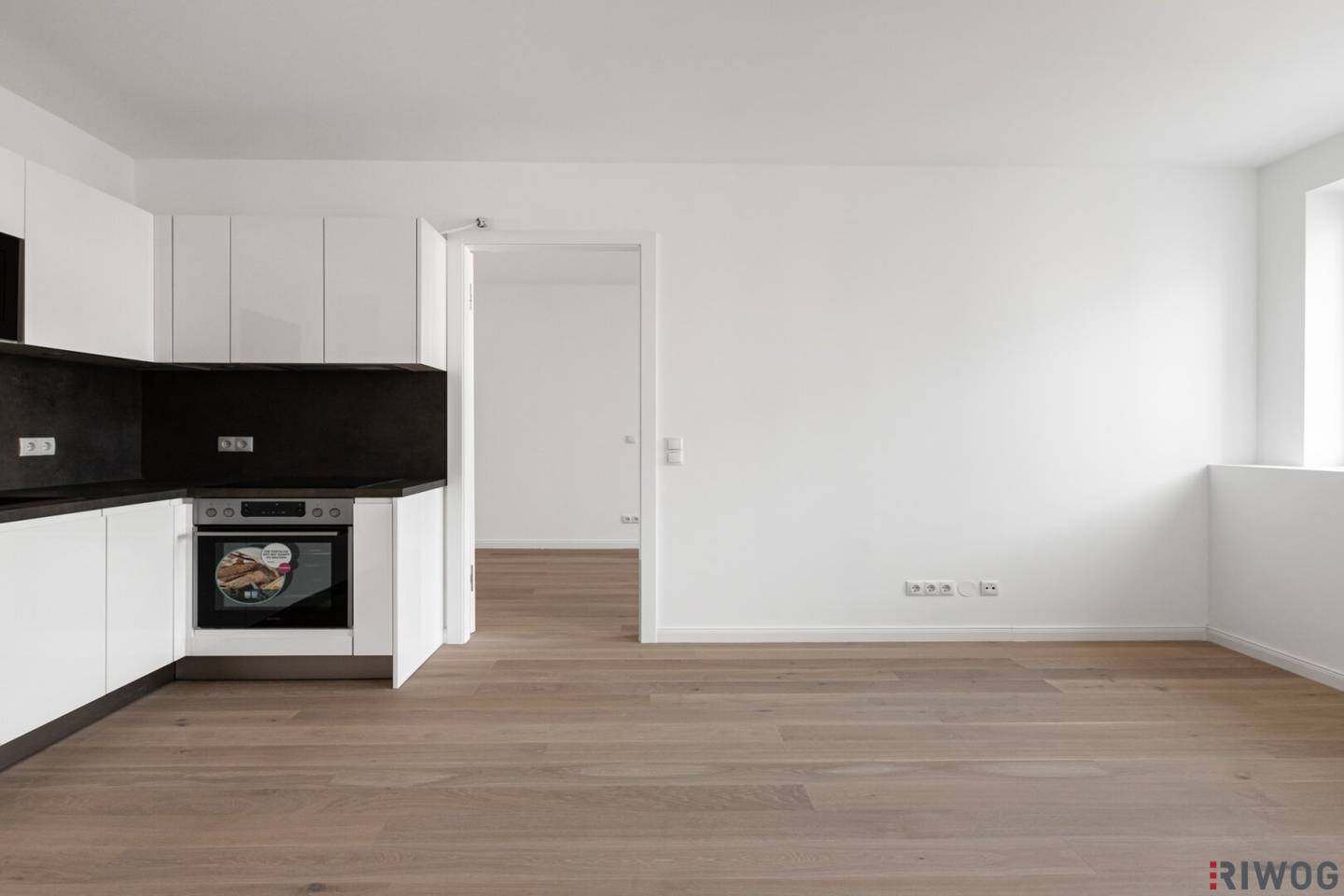 BEFRISTET VERMIETET BIS 10/2027 II HELLE 2 ZIMMER DACHGESCHOSSWOHNUNG NÄHE DONAUKANAL UND TRIIIPLE // MODERNE MARKENKÜCHE MIT GERÄTEN