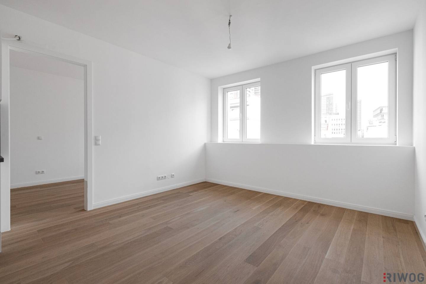 BEFRISTET VERMIETET BIS 10/2027 II HELLE 2 ZIMMER DACHGESCHOSSWOHNUNG NÄHE DONAUKANAL UND TRIIIPLE // MODERNE MARKENKÜCHE MIT GERÄTEN