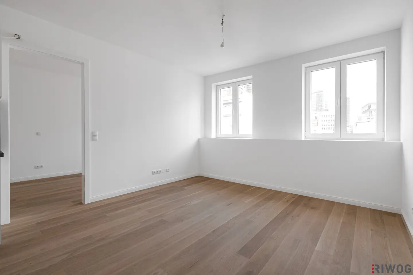 BEFRISTET VERMIETET BIS 10/2027 II HELLE 2 ZIMMER DACHGESCHOSSWOHNUNG NÄHE DONAUKANAL UND TRIIIPLE // MODERNE MARKENKÜCHE MIT GERÄTEN