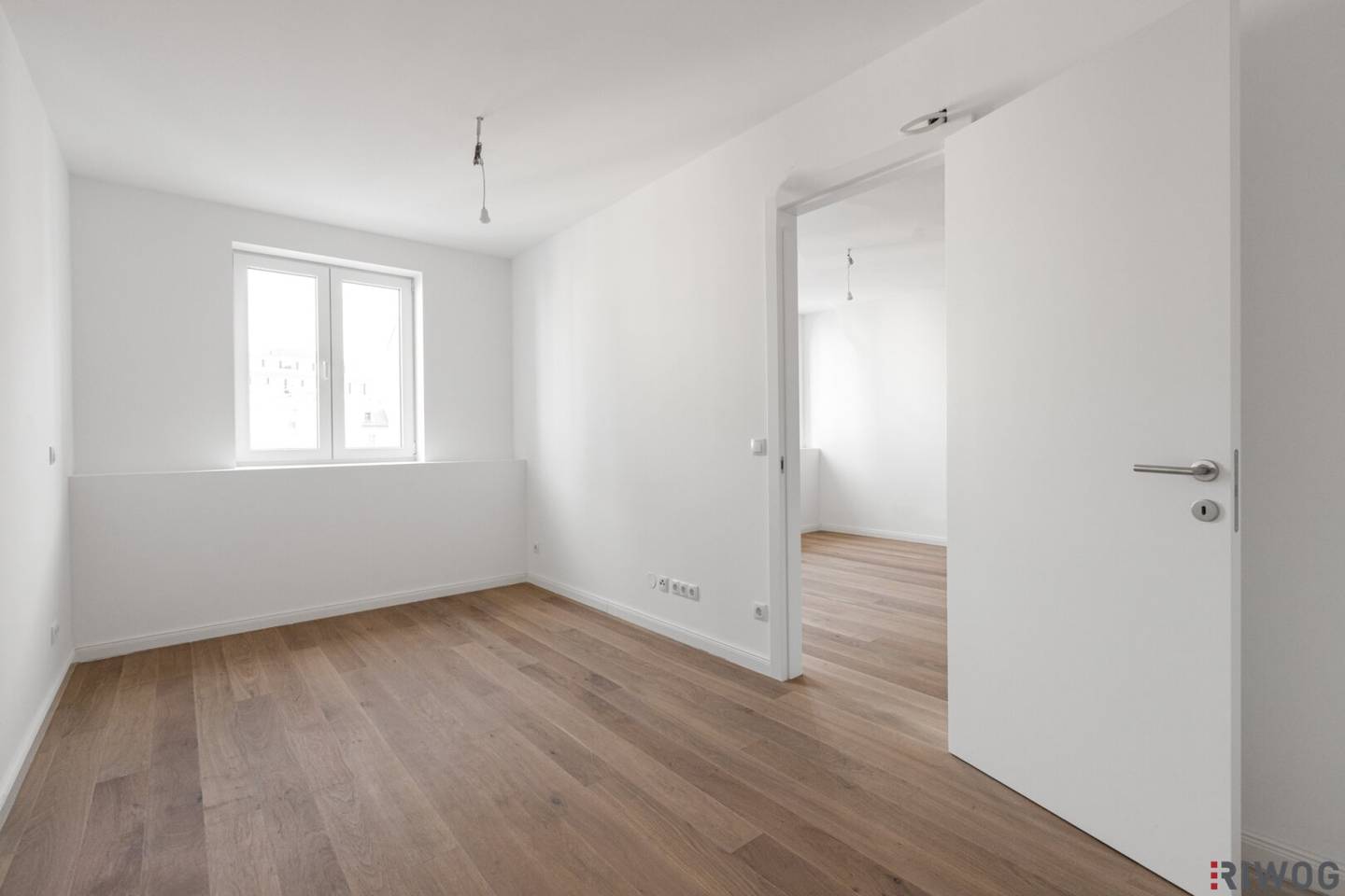 BEFRISTET VERMIETET BIS 10/2027 II HELLE 2 ZIMMER DACHGESCHOSSWOHNUNG NÄHE DONAUKANAL UND TRIIIPLE // MODERNE MARKENKÜCHE MIT GERÄTEN