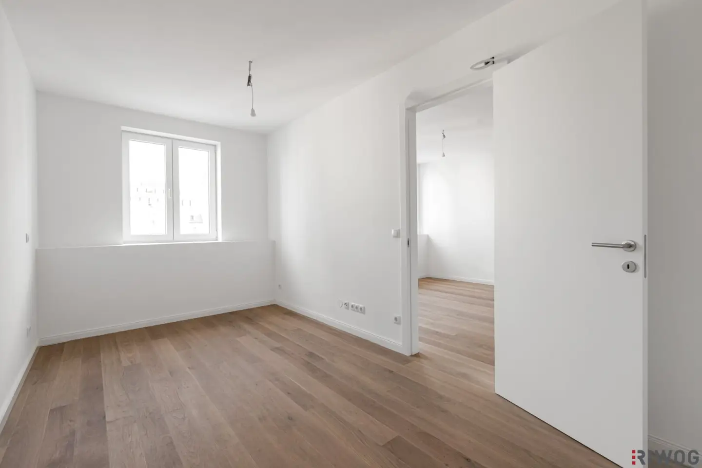 BEFRISTET VERMIETET BIS 10/2027 II HELLE 2 ZIMMER DACHGESCHOSSWOHNUNG NÄHE DONAUKANAL UND TRIIIPLE // MODERNE MARKENKÜCHE MIT GERÄTEN