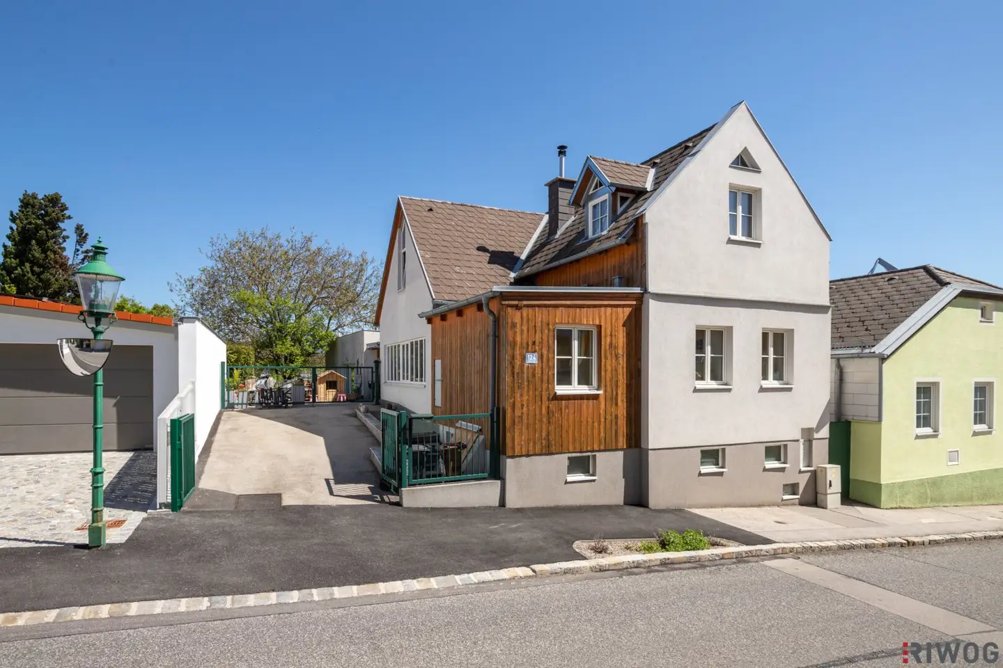 Family life in the green with excellent connection to Vienna and generous plot with house and garden in Gießhübl