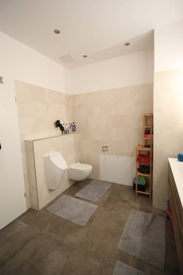 Neuwertige 4-Zi-EG-Wohnung in Sellrain, 115m², Tiefgarage, offene Küche, €395.000