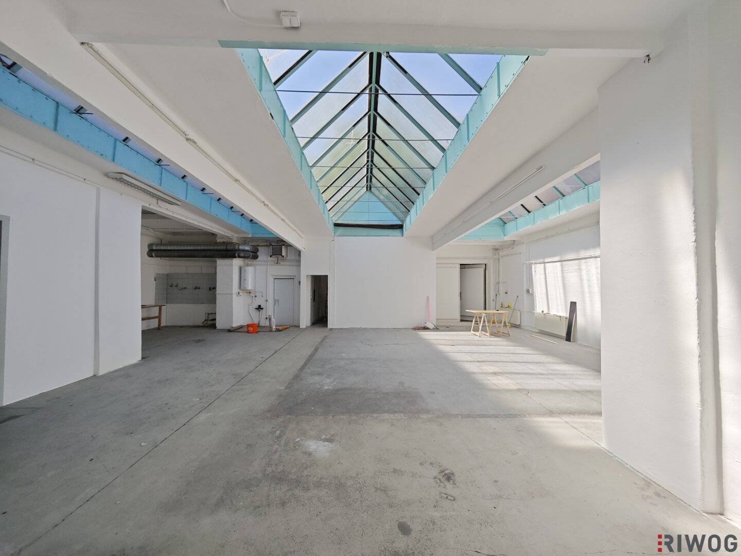 334m² courtyard building with hall near Westbahnhof available now