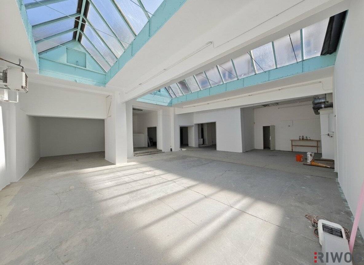 334m² courtyard building with hall near Westbahnhof available now