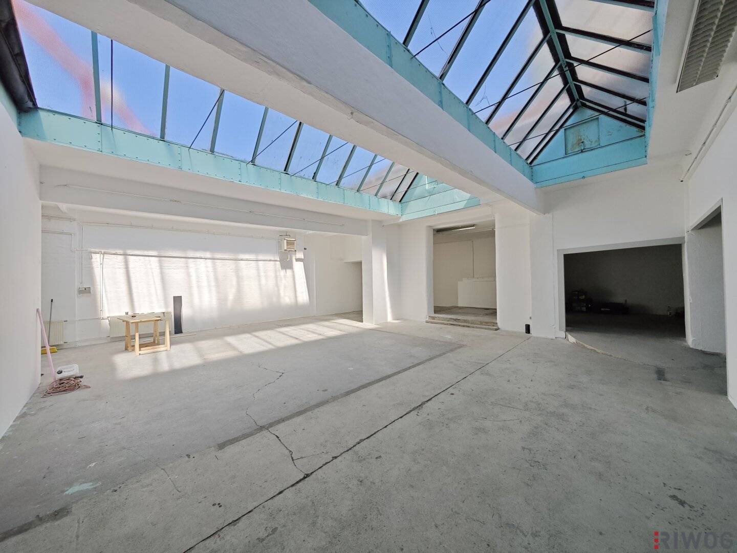 334m² courtyard building with hall near Westbahnhof available now