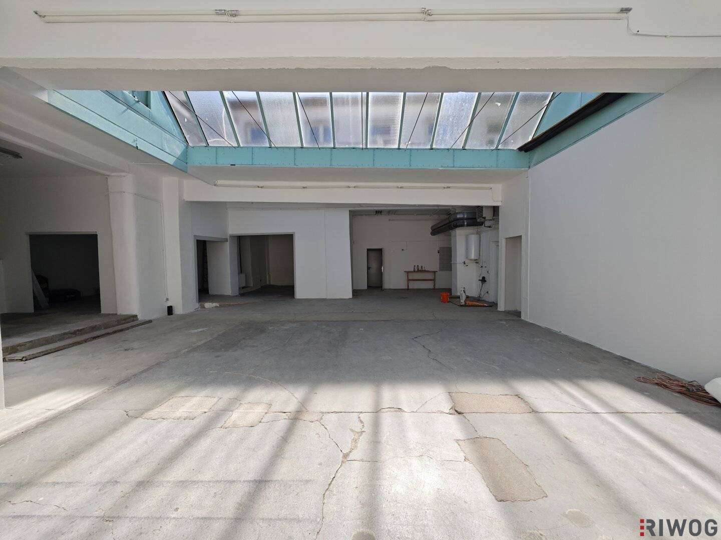 334m² courtyard building with hall near Westbahnhof available now