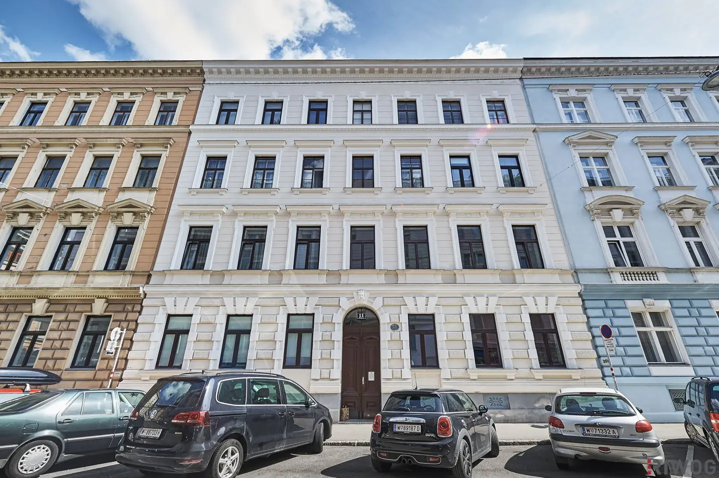 Investment in a prime location near the First District Long term tenanted old building apartment in courtyard location Representative turn of the century building on the 3rd floor