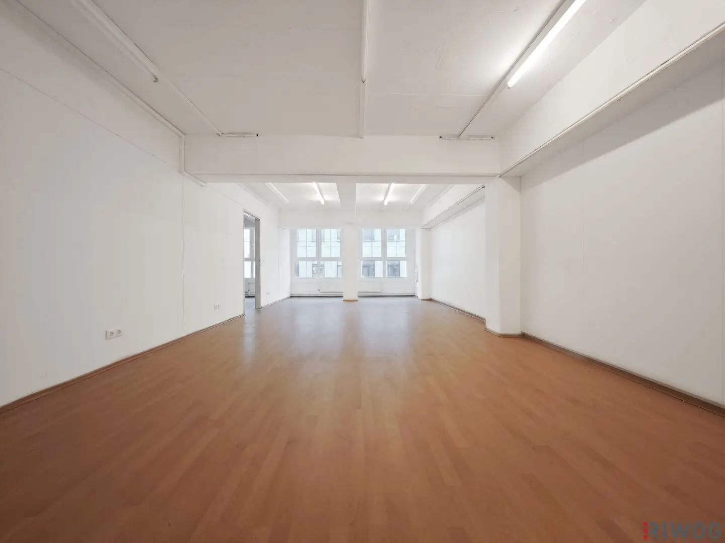 40m² Office and Exhibition Space with Freight Elevator Near Subway also 75m² and 115m² available