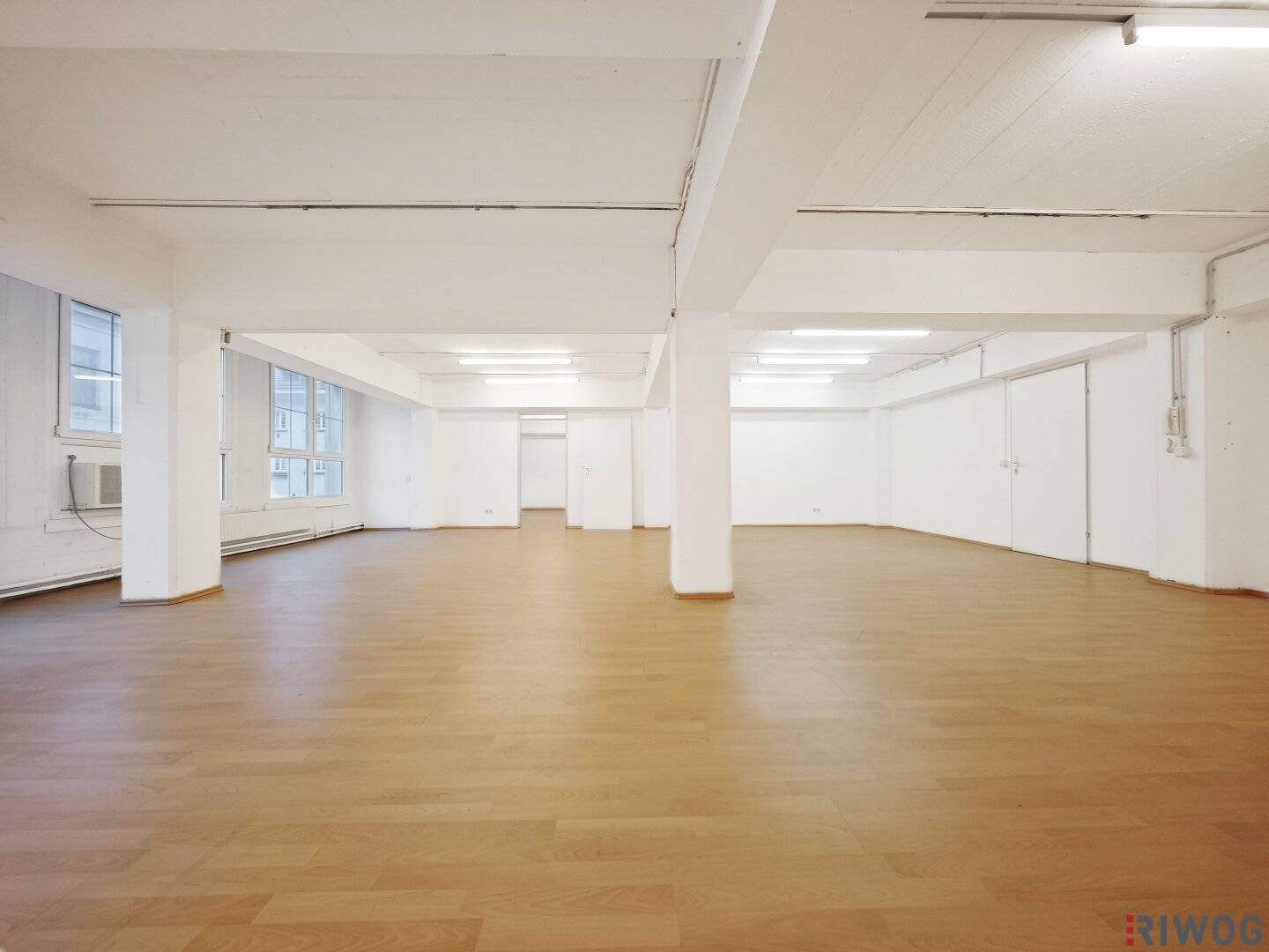 75m² office | with freight elevator | close to subway | also spaces of 40m² and 115m² available