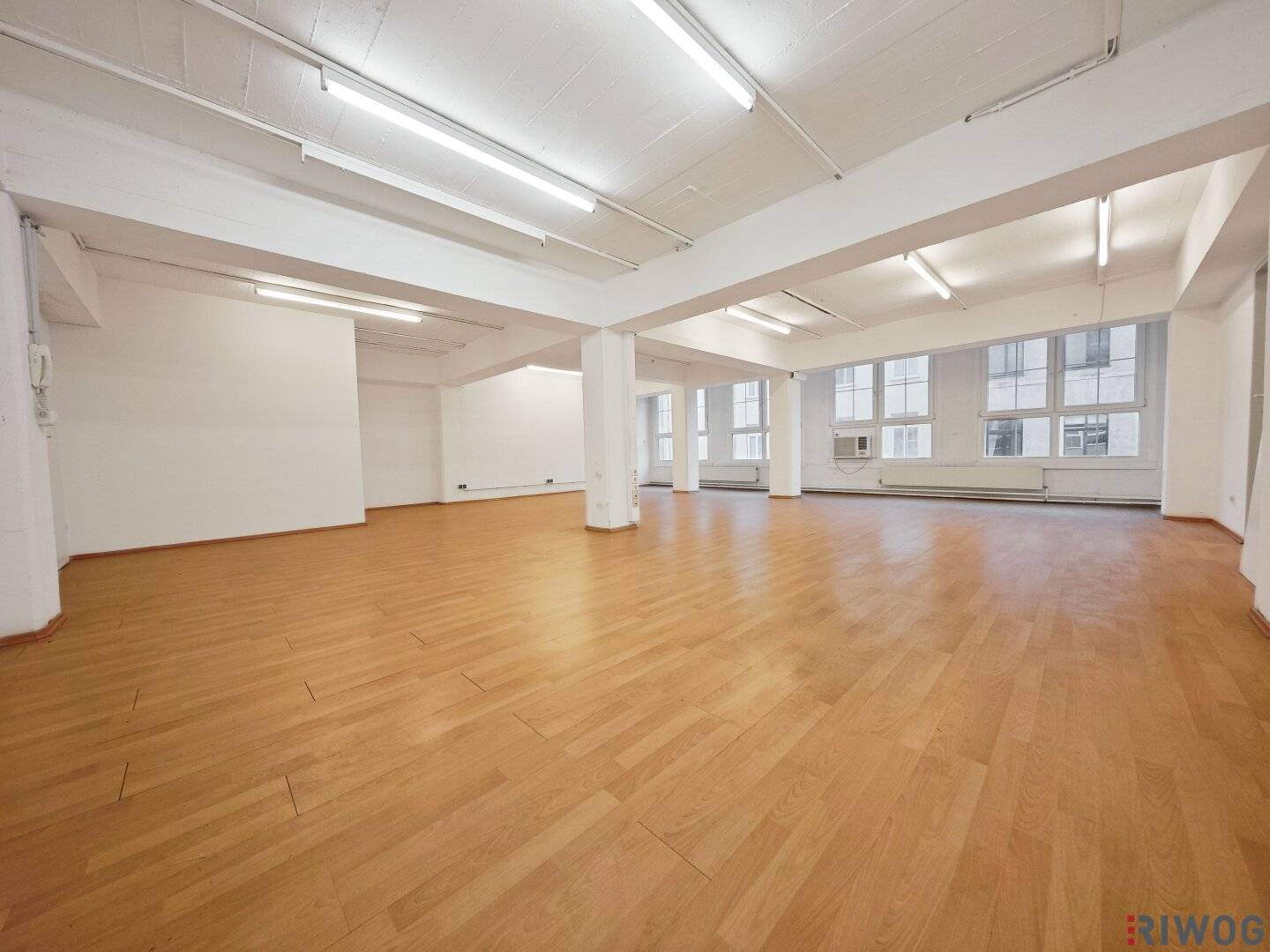 75m² office | with freight elevator | close to subway | also spaces of 40m² and 115m² available