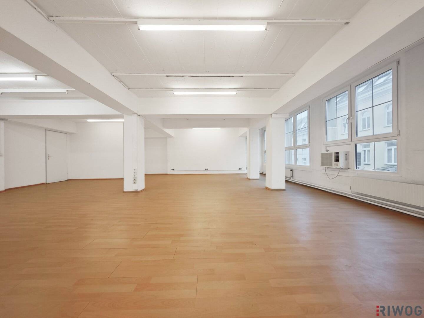 75m² office | with freight elevator | close to subway | also spaces of 40m² and 115m² available