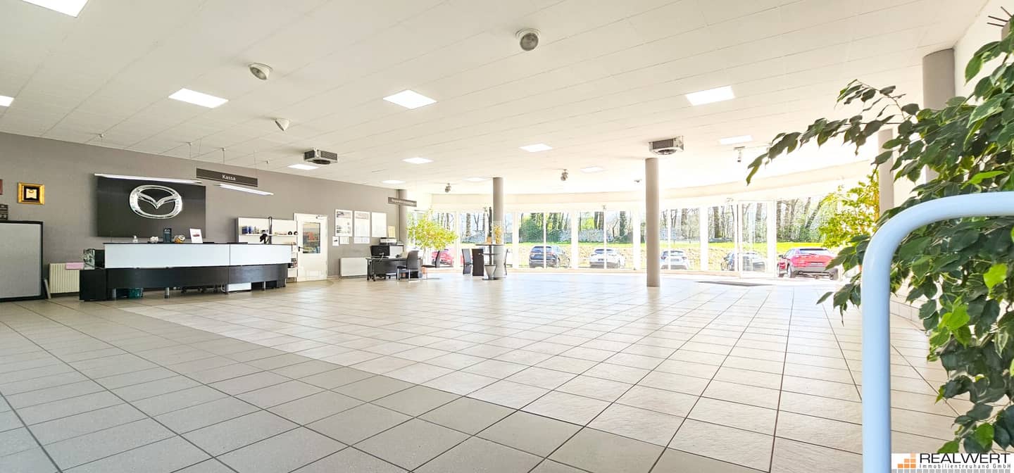 Multifunctional commercial spaces "Automotive" - Salzburg South | Hallein-Taxach/Salzburg Süd | Hallein-Taxach? Actually keep as original? The instruction says preserve proper names; We'll output: Multifunctional commercial spaces "Automotive" - Salzburg South | Hallein-Taxach