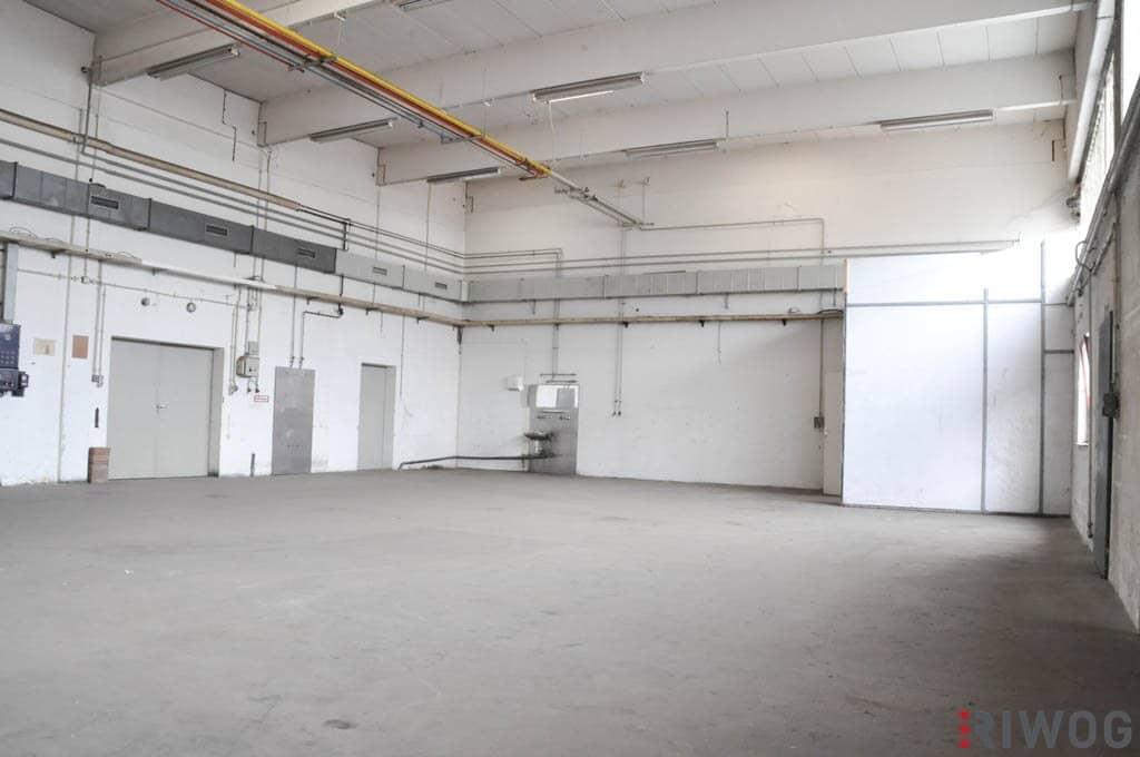 220m² single-story warehouse in Strebersdorf industrial area with optional office space