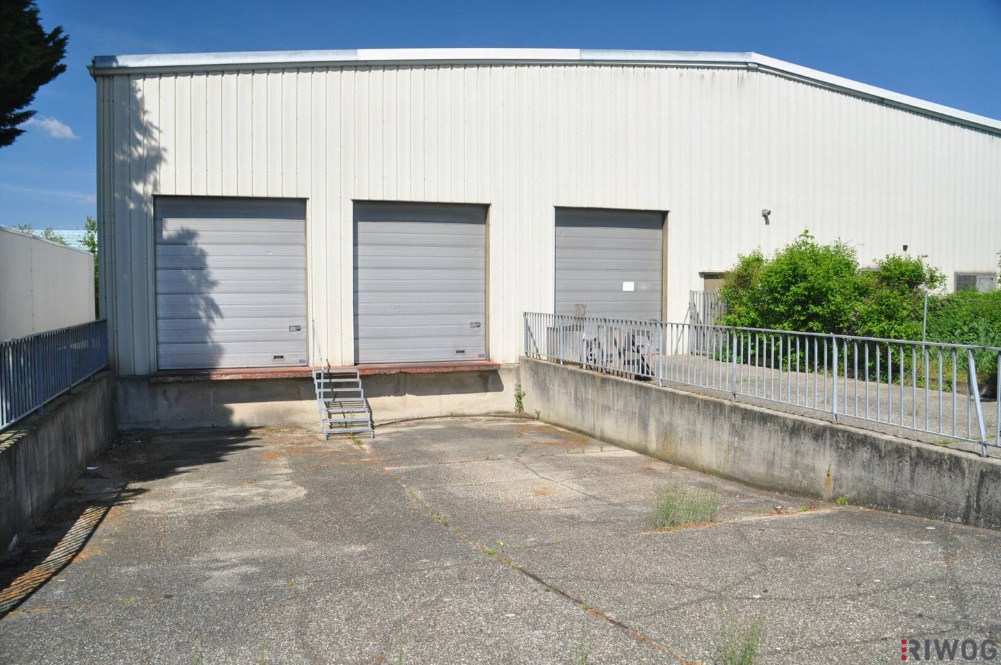1,100 m² insulated warehouse with 250 m² office | ramps and ground-level driveway possible | optional up to about 2,000 m² storage possible